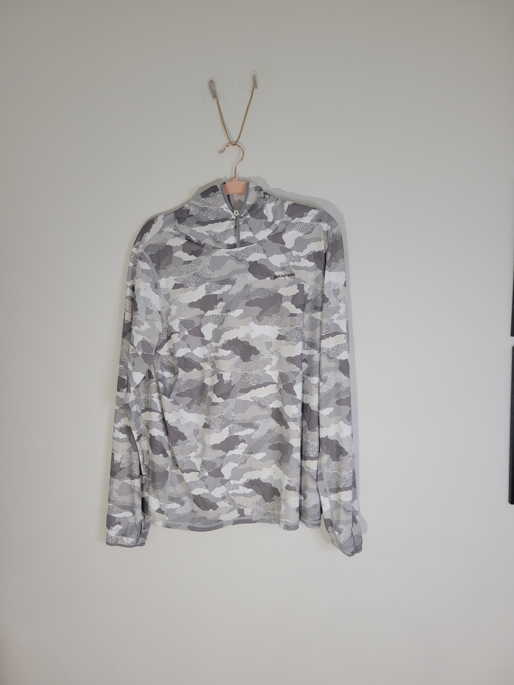 Patagonia Unixex Size M White, Gray 100% Polyester Exclusive Of Trim.